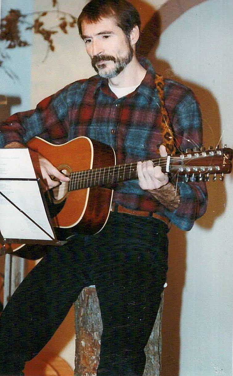 Theo mit Gitarre
